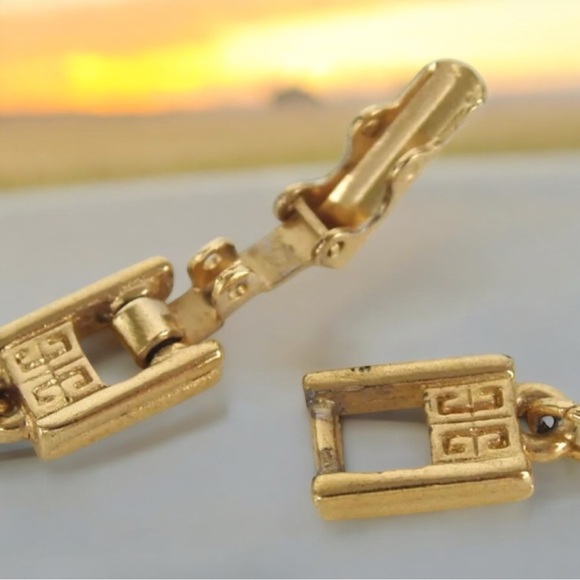 GIVENCHY Signature Vintage Necklace 😍🔥✨ - Picture 8 of 9